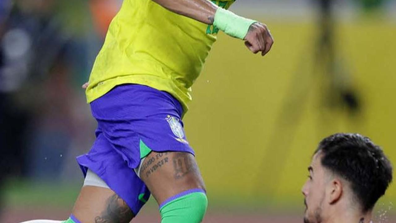 Sebelum laga ini, Neymar telah mengemas 77 gol atau menyamai top skor sebelumnya yang dipegang oleh legenda Brasil lainnya, Pele.