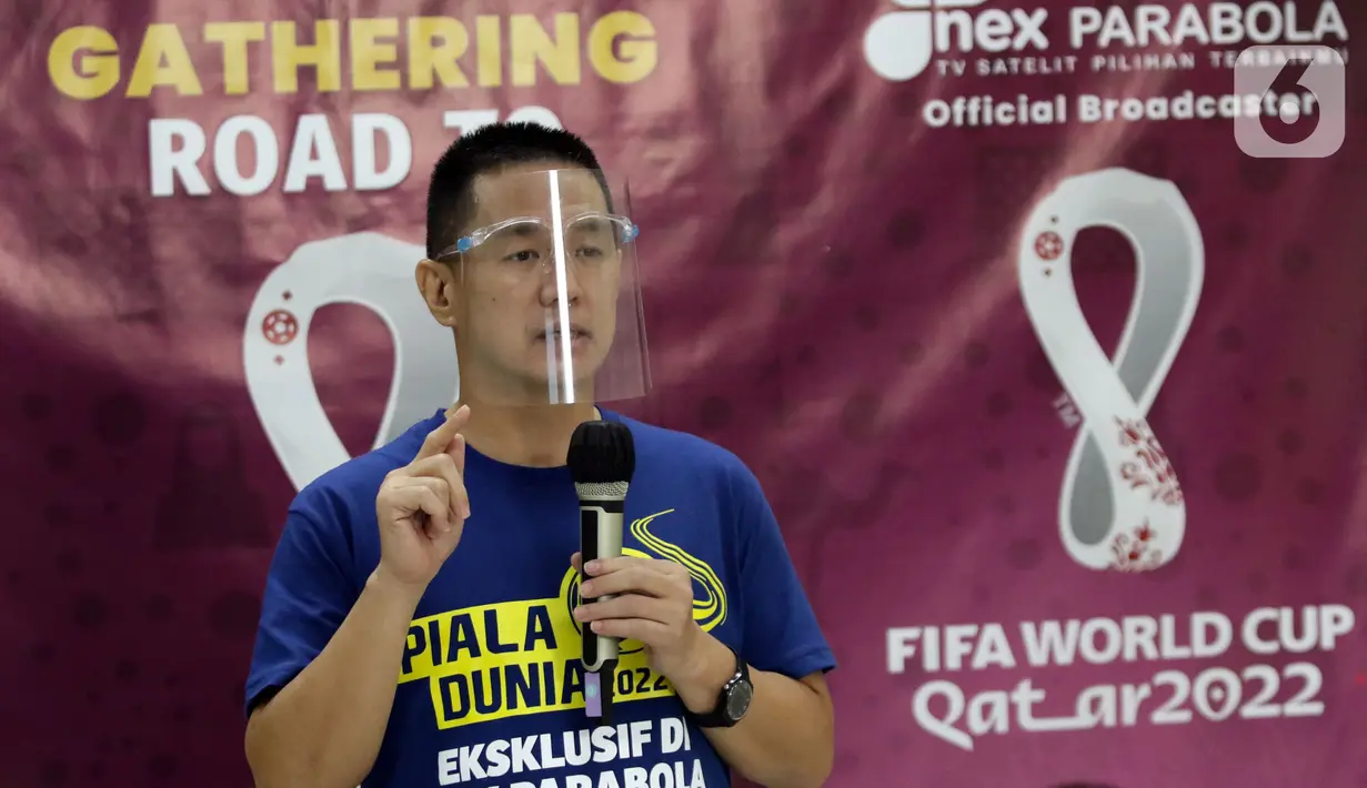 Direktur Nex Parabola, Junus Koswara saat mengumumkan Nex Parabola sebagai pemegang hak siar jalur tv digital satelit Piala Dunia 2022 Qatar, Jakarta, Kamis (24/3/2022). Pecinta bola tanah air bisa menyaksikan seluruh laga melalui operator TV berbayar Nex Parabola. (Liputan6.com/Helmi Fithriansyah)