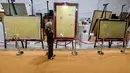 Lukisan dari emas yang ditaksir minimal Rp 4 milyar dan dilelang terbuka dipamerkan pada acara Badan Pemulihan Aset (BPA) Kejaksaan Agung Fair 2026 di Jakarta, Kamis (21/5/2026). (merdeka.com/Arie Basuki