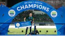 Pada kategori pelatih terbaik, penghargaan jatuh kepada juru taktik Persib Bandung, Bojan Hodak yang mampu membawa Maung Bandung menjadi juara Championship Series. Tangan dinginnya mampu membawa Persib bangkit dari krisis saat diitinggalkan pelatih Luis Milla hingga akhirnya membawa timnya finis di posisi runner-up reguler series. Selain trofi, Bojan Hodak juga berhak atas hadiah uang sebesar Rp150 juta. (Bola.com/Bagaskara Lazuardi)