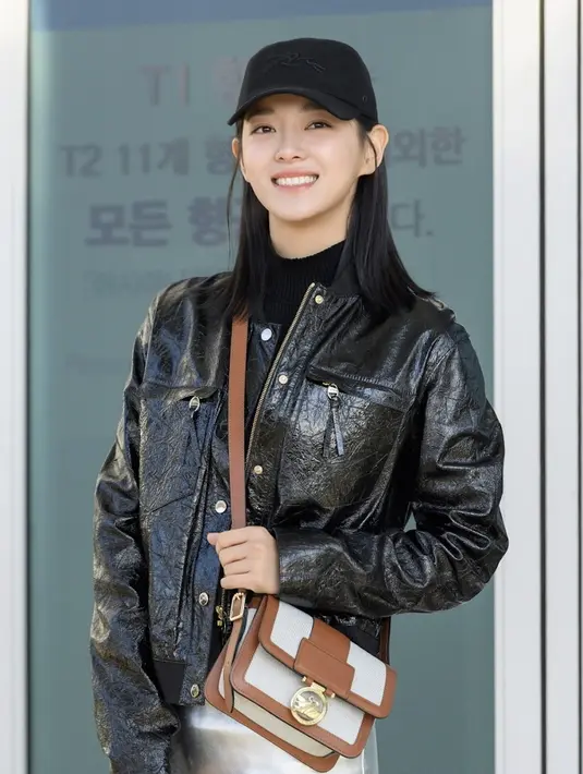 <p>Bahkan sejumlah paparazzi berhasil mengabadikan potretnya dengan tas-tas pilihan. [Foto: Longchamp]</p>