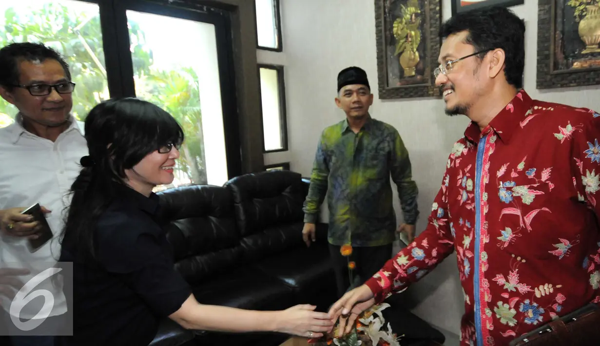 Li Claudia Chandra bersalaman dengan Komisioner KPU Ferry Kurnia Rizkyansyah di Kantor KPU Pusat, Jakarta, Selasa (29/9/2015). Calon Walikota Tangsel ini melaporkan penggelembungan daftar pemilih sekitar 70 ribu di Tangsel. (Liputan6.com/Helmi Afandi)