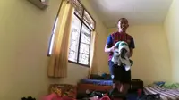 Antony Putro Nugroho saat berkemas di mes Arema jelang kepindahannya ke Bhayangkara Surabaya United. (Bola.com/Iwan Setiawan)