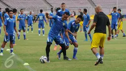 Pemain depan Persib, Atep (tengah) berebut bola dengan Samsul Arif saat latihan jelang laga final Turnamen Piala Bhayangkara 2016 di Stadion GBK Jakarta, Sabtu (2/4/2016). Laga final mempertemukan Persib dan Arema Cronus. (Liputan6.com/Helmi Fithriansyah)