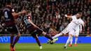 Penyerang Real Madrid, Karim Benzema berebut bola dengan Gelandang Celta Vigo, Filip Bradaric pada pertandingan lanjutan La Liga Spanyol di stadion Santiago Bernabeu di Madrid, Spanyol, Minggu, (16/2/2020). Madrid bermain imbang 2-2 atas Celta Vigo.  (AFP/Pierre-Philippe Marcou)