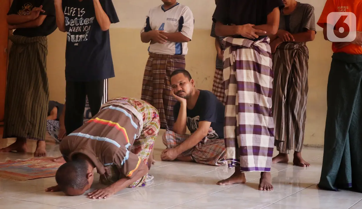 Di sini mereka menjalankan metode penyembuhan melalui sentuhan agama dengan mengajarkan mereka beribadah seperti salat dan zikir. (Liputan6.com/Angga Yuniar)