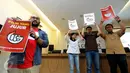 Sejumlah aktivis Koalisi KawalPilkada mengangkat poster usai memberikan pernyataan kepada wartawan di Gedung KPU Pusat, Jakarta, Senin (9/11/2015). Koalisi KawalPilkada mengembangkan website untuk mengawal proses Pilkada. (Liputan6.com/Helmi Fithriansyah)