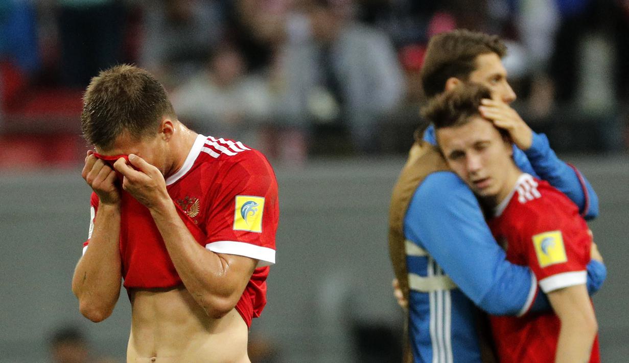 Sejumlah pemain Rusia tampak kecewa usai kalah dari Meksiko pada laga Grup A Piala Konfederasi 2017 di Kazan Arena, Kazan, Sabtu (24/6/2017). Rusia kalah 1-2 dari Meksiko. (EPA/Sergey Dolzhenko)