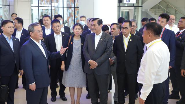 Menteri Kordinator Bidang Maritim dan Investasi Luhut Binsar Pandjaitan dan Menteri Perhubungan Budi Karya Sumadi mendampingi Perdana Menteri China Li Qiang guna meninjau kesiapan operasional Kereta Cepat Jakarta Bandung. (Dok KCIC)