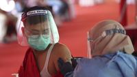 Seorang pria menerima suntikan vaksin Sinovac saat vaksinasi massal virus corona COVID-19 untuk umum di Stadion Patriot Candrabhaga, Bekasi, Jawa Barat, Senin (14/6/2021). Peminat vaksinasi COVID-19 di Stadion Patriot Candrabagha sangat tinggi. (AP Photo/Achmad Ibrahim)