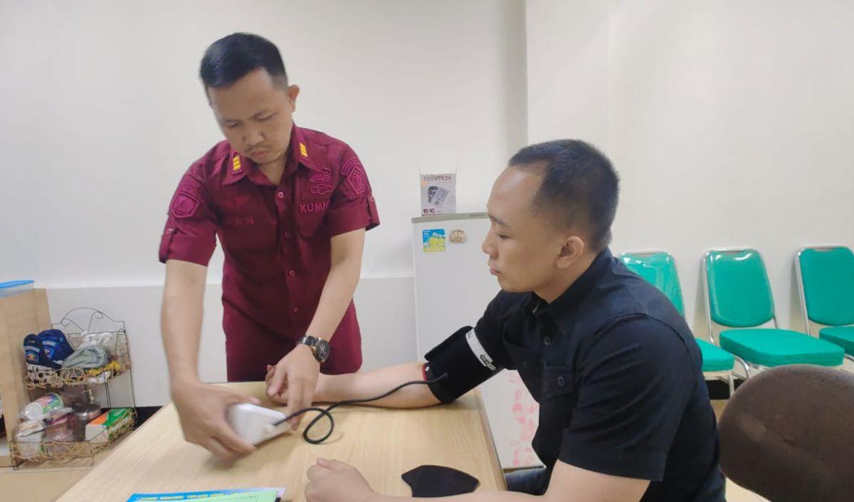 Kasubag Publikasi Ditjen PAS Kemenkum HAM Rika Aprilianti tidak menjawab secara detail apakah Ferdi Sambo berada satu sel dengan Ricky Rizal dan Kuat Ma'ruf selama penahanan di Lapas Cibinong.<br>