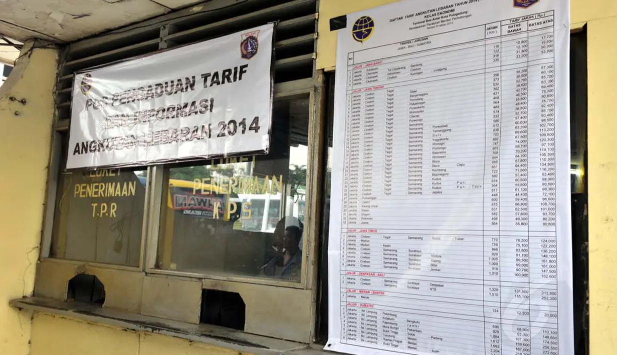 Di terminal Pulogadung juga tersedia pos pengaduan tarif dan informasi angkutan lebaran 2014, Jakarta, Rabu (23/7/14). (Liputan6.com/Panji Diksana)