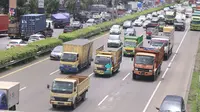 Sejumlah truk melintasi ruas jalan tol Tangerang-Jakarta, Kota Tangerang, Banten, Rabu (2/3/2022). Asosiasi Pengusaha Indonesia (Apindo) mengusulkan pemberlakuan penuh kebijakan bebas truk kelebihan muatan (over dimension overload/ODOL) diundur menjadi tahun 2025. (Liputan6.com/Angga Yuniar)