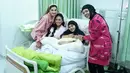 Akhirnya ketiga nenek baby A bertemu dengan cucu keduanya. Mereka tampak begitu bahagia menyambut kehadiran anak kedua Atta dan Aurel. Mereka juga kompak mengenakan pakaian merah muda. Aurel Hermansyah melahirkan lewat bedah cesar di Jakarta, Sabtu (11/11/2023). [Instagram/ashanty_ash]