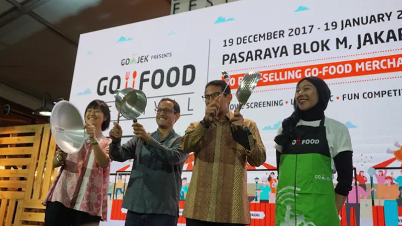 CEO Go-Jek Nadiem Makarim beserta Wagub DKI Sandiaga Uno meresmikan Go-Food Festival.