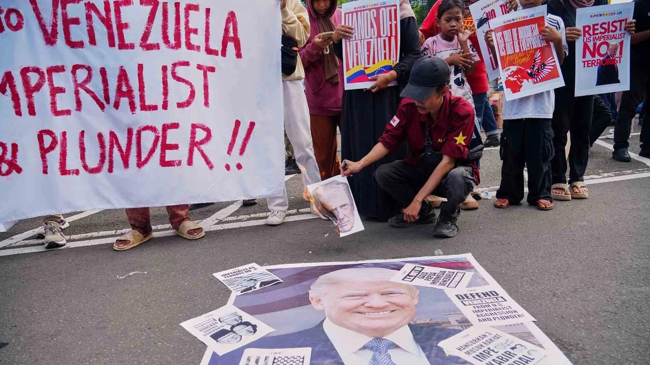 FOTO: Aksi Buruh dan Mahasiswa di Jakarta Protes Penangkapan Presiden Venezuela