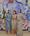 Sedangkan Natalia Hasibuan mengenakan long dress dengan detail puffy dan bordiran bunga warna pink. Sementara Natalia Hasibuan memilih dress nuansa nude dengan aksen bordiran bunga warna merah.