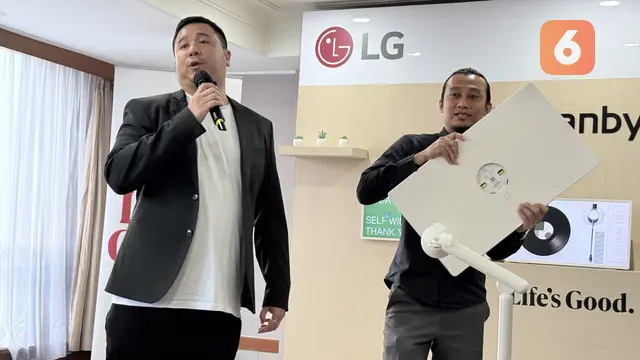 Head of Product Marketing Home Entertainment Solution LG Electronics Indonesia, Vincent Wenas, menjelaskan produk LG StanbyME 2. Liputan6.com/Iskandar