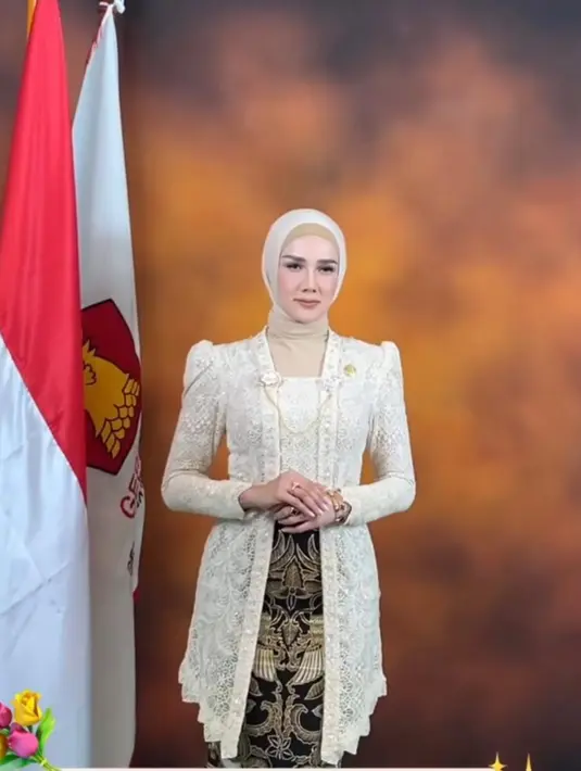 Kembali terpilih jadi anggota DPR RI, Mulan Jameela tampil anggun dalam balutan kebaya kutubaru warna soft cream. Sentuhan vintage terlihat pada kebaya pilihan Mulan dengan detail puffy pada lengan. [@mulanjameela1].