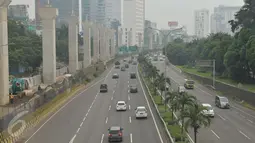 Sejumlah kendaraan memadati Tol Lingkar luar kota mengarah ke Cikampek, Jakarta, Kamis (11/5). Libur Waisak dimanfaatkan warga untuk berlibur ke luar kota. (Liputan6.com/Helmi Afandi) 
