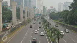 Sejumlah kendaraan memadati Tol Lingkar luar kota mengarah ke Cikampek, Jakarta, Kamis (11/5). Libur Waisak dimanfaatkan warga untuk berlibur ke luar kota. (Liputan6.com/Helmi Afandi) 