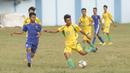 Pemain Persija U-17, Denasandi, menendang bola saat pertandingan melawan PCM di Stadion Cendrawasih, Jakarta, Senin, (24/7/2017). Persija Muda gagal lolos fase grup Piala Suratin setelah bermain imbang 1-1 melawan PCM. (Bola.com/M Iqbal Ichsan)
