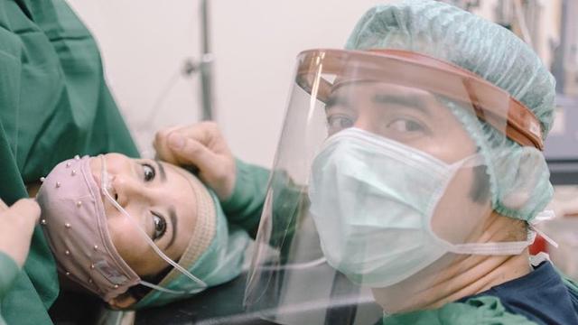 Lahirkan Anak Pertama, Ini 6 Momen Persalinan Chaca Thakya Istri Ricky Perdana