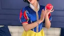 Tasya Farasya pun tampil totalitas tidak hanya dari makeup boldnya, tapi ia juga tampak mengenakan kostum Snow White yang ikonis. Tak ketinggalan wig rambut hitam khas Snow White. [@tasyafarasya]