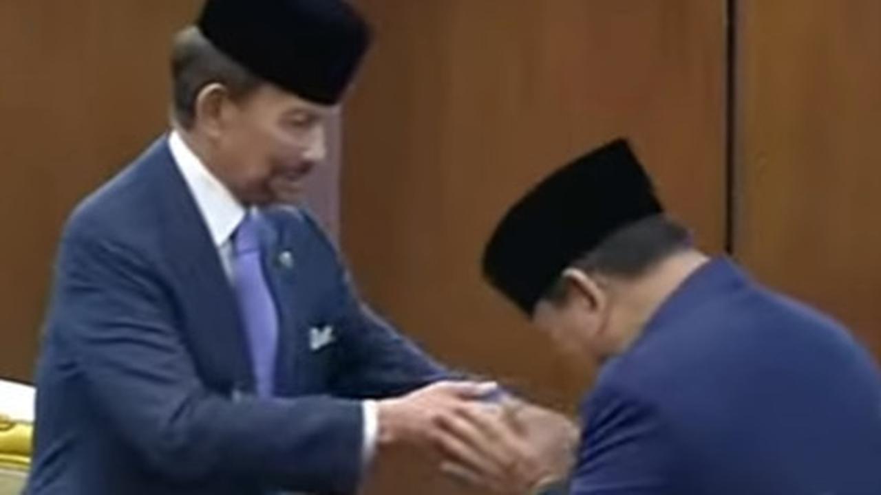 VIDEO: Presiden Prabowo Cium Tangan Sultan Terkaya di Asia Tenggara, Gibran Ditepuk-tepuk Xanana