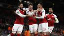 Para pemain Arsenal merayakan gol yang dicetak oleh Mathieu Debuchy ke gawang BATE Borisov pada laga Liga Europa di Stadion Emirates, Jumat (8/12/2017). Arsenal menang 6-0 atas BATE Borisov. (AP/Kirsty Wigglesworth)