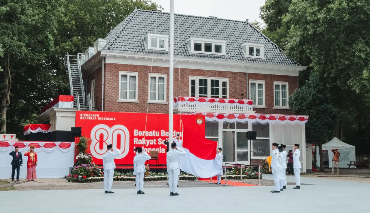 <p>Sejumlah pasukan pengibar bendera membentangkan bendera merah putih dalam perayaan hari ulang tahun kemerdekaan Indonesia ke-80 di KBRI Den Haag, Belanda, Minggu (17/08/2025). (Dok. KBRI)</p>