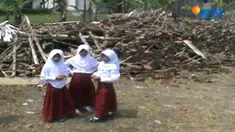 Bangunan yang sudah lapuk yang berbahan dasar kayu membuat dua ruang kelas tak kuat menahan terpaan angin hingga roboh dan rata dengan tanah.