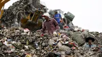 Tumpukan sampah di TPA Bantar Gebang di Bekasi, (2/3). Jakarta menampung lebih dari 6.000 ton sampah setiap harinya. (REUTERS / Darren Whiteside)