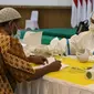 Peserta Rapid Test COVID-19 di DPP Partai Golkar, Jakarta, Rabu (8/4/2020). Hasil tes memperlihatkan adanya IgG atau IgM dalam darah. Jika ada, maka hasil dinyatakan positif ada infeksi. Namun, hasil tersebut bukanlah diagnosis yang menggambarkan infeksi Covid-19. (Liputan6.com/Helmi Fithriansyah)