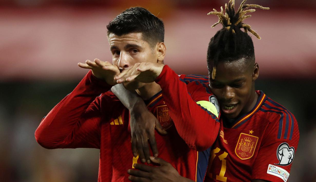 Selebrasi striker Timnas Spanyol, Alvaro Morata bersama rekannya Nico Williams setelah mencetak gol ketiga ke gawang Timnas Siprus yang akhirnya dianulir lewat tinjauan VAR pada laga Grup A Kualifikasi Euro 2024 di Granada, Spanyol, Rabu (13/9/2023) dini hari WIB. (AP Photo/Fermin Rodriguez)