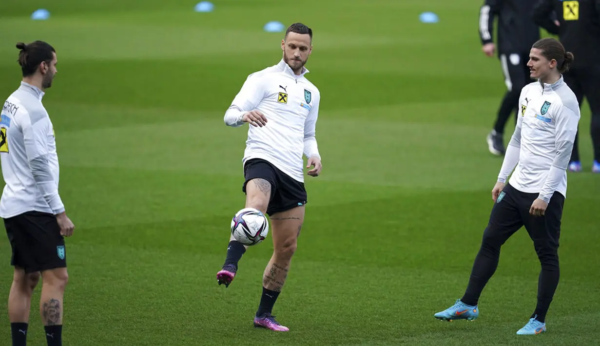 Pemain Austria Marko Arnautovic memainkan bola saat sesi latihan jelang menghadapi Wales pada pertandingan kualifikasi Piala Dunia 2022 di Stadion Cardiff City, Wales, 23 Maret 2022. (Nick Potts/PA via AP)