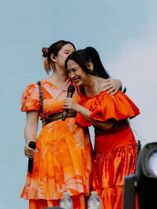 Momen hangat saat Stephanie Poetri dan Titi DJ tampil di panggung HITC Jakarta. Diva Indonesia ini hadir dan duet dengan putrinya menyanyikan lagu Sang Dewi. (Instagram/@stephaniepoetri)