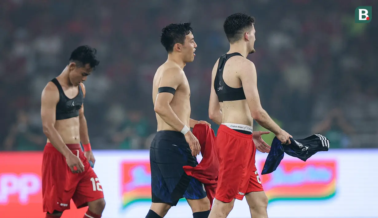 Pemain Timnas Indonesia, Justin Hubner (kanan) berbincang dengan pemain Jepang, Wataru Endo setelah bertukar jersey pada akhir laga lanjutan putaran ketiga Grup C Kualifikasi Piala Dunia 2026 di Stadion Utama Gelora Bung Karno (SUGBK), Senayan, Jakarta, Jumat (15/11/2024). (Bola.com/Bagaskara Lazuardi)