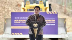 Ketua Umum Persatuan Sepak bola Seluruh Indonesia (PSSI) Erick Thohir menyampaikan sambutan saat groundbreaking national training center (TC) di Ibu Kota Nusantara (IKN), Jumat (22/9/2023). Erick menyampaikan groundbreaking national training center ini menandai babak baru sepak bola Indonesia. (Biro Pers Kepresidenan)