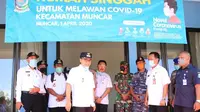 Ketua Umum Apkasi Abdullah Azwar yang juga Bupati Banyuwangi meninjau Rumah Isolasi untuk ODP berbasis Kecamatan, di Kecamatan Muncar, Banyuwangi, Jawa Timur. (Istimewa)