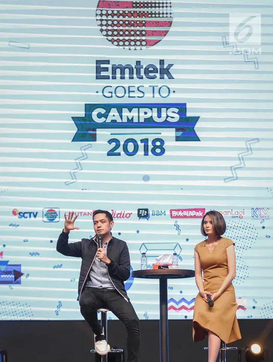 Aktor Dude Harlino berbagi kisah saat menjadi pembicara dalam EGTC 2018 di Universitas Kristen Petra Surabaya, Jawa Timur, Rabu (14/11). EGTC 2018 ini diadakan di Universitas Kristen Petra Surabaya pada 13-15 Oktober 2018. (Liputan6.com/Faizal Fanani)