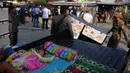Para PKL itu berjualan di jalur hijau Jlaan Bekasi Barat dan Jalan Bekasi Barat VI, Kelurahan Rawa Bunga, Kecamatan Jatinegara. (merdeka.com/Imam Buhori)