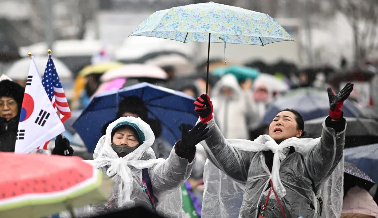 Untuk diketahui, Yoon Suk Yeol merupakan presiden pertama di Korea Selatan yang menghadapi penangkapan atas upayanya mengumumkan darurat militer pada 3 Desember 2024 lalu, yang kemudian digagalkan. (Philip FONG/AFP)