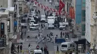 Polisi Turki, forensik, dan layanan darurat bekerja di lokasi ledakan. (AFP)