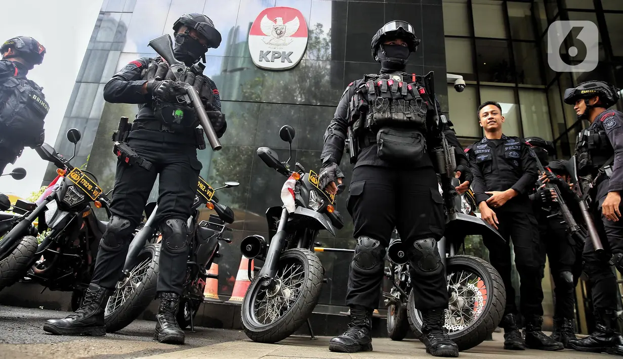 Personel kepolisian dari Korps Brigade Mobil (Brimob) berjaga di sekitar lobi gedung Merah Putih Komisi Pemberantasan Korupsi (KPK), Jakarta, Kamis (20/2/2025). (Liputan6.com/Angga Yuniar)