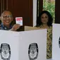 Bersama sang istri, Kiki Gayatri Soepono, mantan KSAD Jenderal (Purn) Pramono Edhie Wibowo berada di balik bilik suara TPS 06 Nagrek, Gunung Putri, Cikeas, Bogor, (9/7/2014). (Liputan6.com/Helmi Fithriansyah)