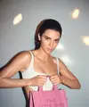 Kendall Jenner pakai tote bag pink koleksi Marc Jacobs Spring 2023  [Foto: Dok. Marc Jacobs]
