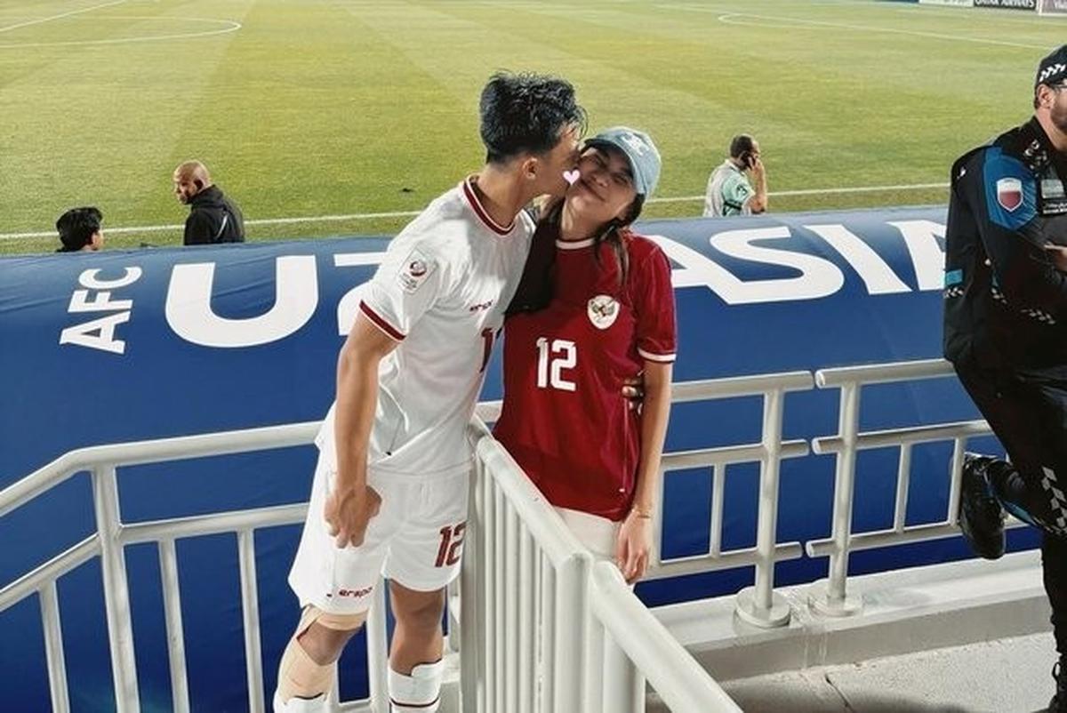 "Yang saya dapat buktinya ya cuma bukti-bukti chat sama foto ke (Salim) dan dia nyimpan foto (Azizah) lumayan banyak juga. Kirim-kirim emot love, gitu-gitu lah kak," kata pratama Arhan.