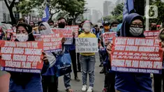 Massa yang tergabung dalam Front Perjuangan Rakyat (FPR) melakukan unjuk rasa di Jalan Gerbang Pemuda, Senayan, Jakarta, Jumat (14/8/2020). Dalam aksinya mereka menolak rencana pengesahan RUU Cipta Kerja atau omnibus law. (Liputan6.com/Faizal Fanani)