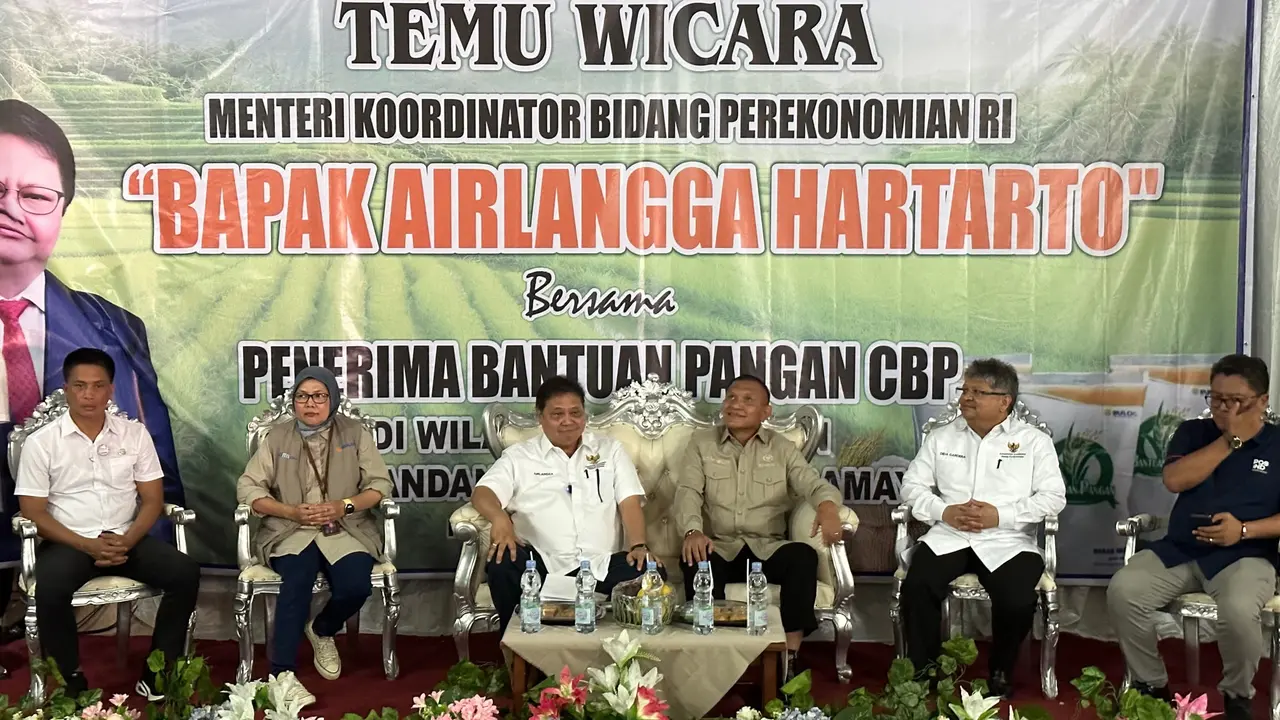 Menko Bidang Perekonomian Airlangga Hartarto menemui warga yang merupakan penerima bantuan pangan di wilayah Indramayu, Jawa Barat, Rabu (24/1/2024).